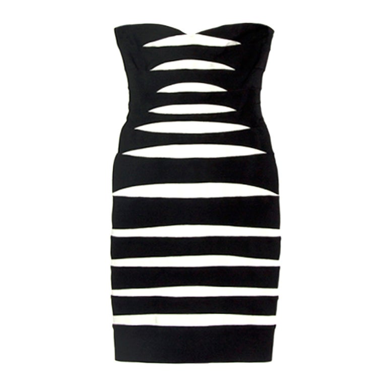 This very on-trend strapless bandeaux dress by Hervé Leger comes in black and white elliptical shaped stripes and comes in an ellastic fabric.