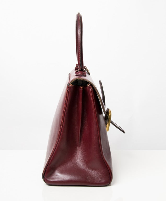 Delvaux Brillant MM handbag in wine red with golden hardware. The ideal companion for women of any age, modern and always chic. The flap is also closed by the trademark Brillant buckle. Lined entirely in box calf leather, it has comfortable storage