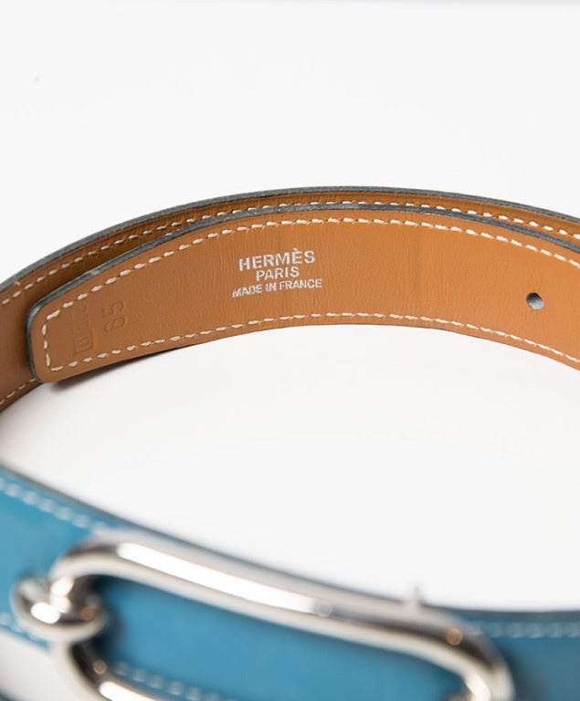 Hermes reversible calfs leather waistline belt with silver hardware.
Colours : Blue Jeans and Cognac.