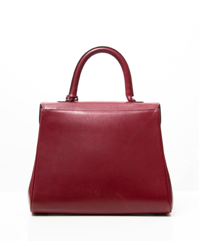 Red Brillant Modèle Moyen handbag by Delvaux Bruxelles. Gold hardware. 

This classic satchel from premium Belgium luxury leather goods brand Delvaux excels in both style and quality. Featured in classic black, this piece is a versatile option