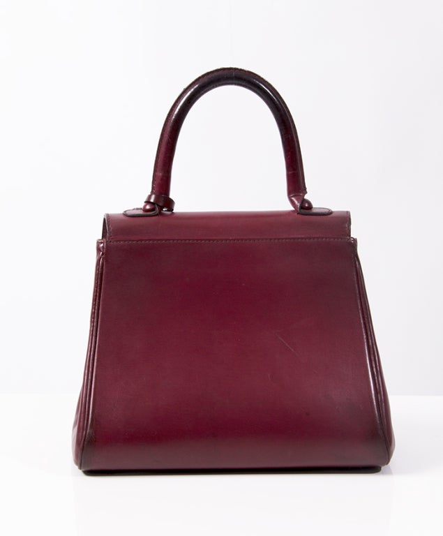 This Delvaux Le Brillant PM in burgundy hue is the ideal companion for women of any age, modern and always chic. The flap is also closed by the trademark Brillant buckle. Lined entirely in box calf leather, it has comfortable storage space inside,