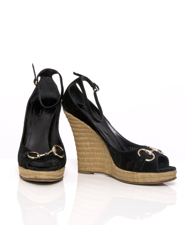 Black Gucci flatform peep toe pumps featuring signature silver plated stirrups and a woven cane wedge heels. 

EU 40

Heel to ground: 13 cm incl. platform: 2 cm