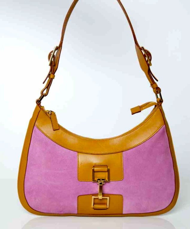 Put a statement spin on evening ensembles with this Gucci bag. 
Wear this violet-cognac piece as an eye-catching accent to monochrome palettes, 
tucking it under your arm or carrying it by the shoulder strap. The bag can be opened and closed with