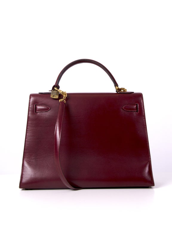 We all say that classic can never be replaced. This Hermes Kelly has proved it to the world. With a single handheld handle in matching leather, Hermes Kelly looks chic and elegant on your arm. Coming with a detachable shoulder strap enables you to