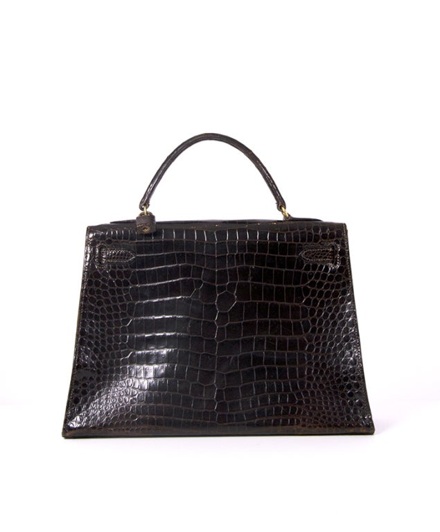 Hermes Kelly 32 handbag in Porosus crocodile with gold hardware
Brown color
Crocodile Porosus
Excellent condition
Hermes Kelly 32 Porosus 
Blind Stamp Reads Letter: R

A timeless classic, this Vintage Hermes Kelly 32 cm Bag is a must-have