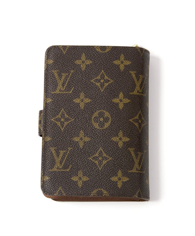Authentic Louis Vuitton Monogram Canvas Zipped Wallet M61207 Collection in exceptional condition! Inside lining is clean. Golden hardware is in good working order and is bright with minor surface scratches.  This Porte Papier Wallet comes with it's