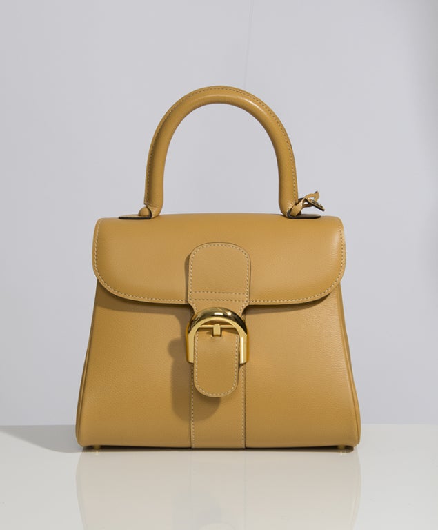 Brillant PM is identical to the original, but here as a smaller handbag. It is the ideal companion for women of any age, modern and always chic. The flap is also closed by the trademark Brillant buckle. Made from sellier leather in a beautiful