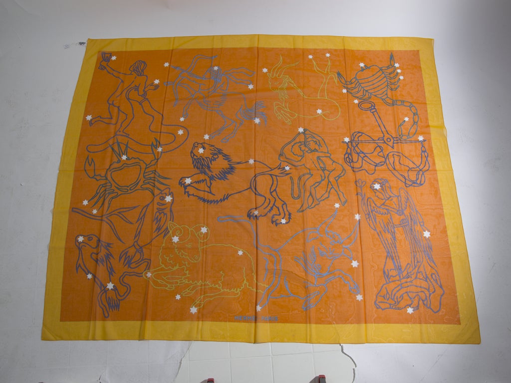 Large Hermes pareo featuring orange and yellow astrological print.

170 x 150 cm
67