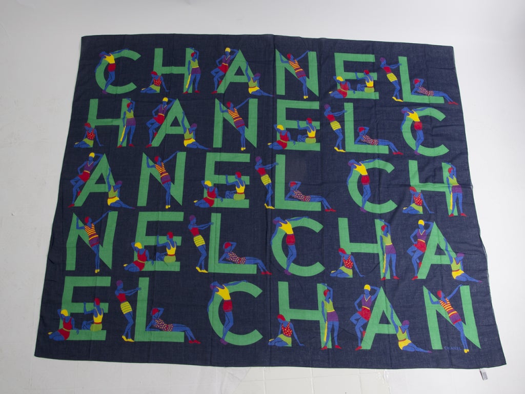 Big Chanel silk scarf in green, navy with Chanel logo and swimmers print.

160 cm x 130 cm
63