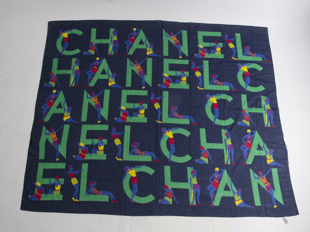 Écharpe en soie Bigli verte, marine avec logo Chanel et imprimé de nageurs.

160 cm x 130 cm
63