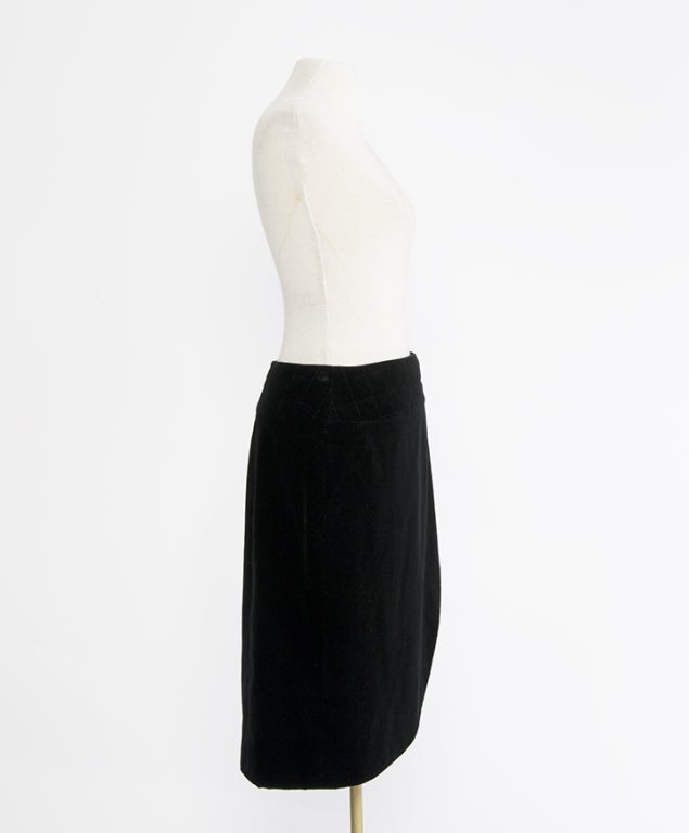 Sumptuous Chanel skirt in black velvet. It is cut like a tullip with amazing matelassé stitching on the waist and elaborated logo buttons. 

Length: 60cm / 24