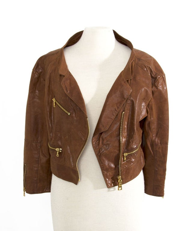 Looking for a perfecto biker jacket with an elegant and feminine look? You found it! This cropped little vest with a slight drop shoulder is made from the supplest leather in beautiful cognac hue. The perfect light vest to get you through this