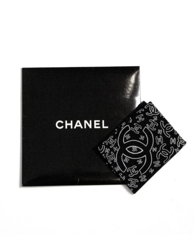 A rare and fun Chanel piece: cotton bandana in the darkest blue - almost black - with white signature logo. 

Add a smart 90s touch to your wardrobe! Wear with round sunglasses and a long skirt over roman sandals for an edgier summer look!