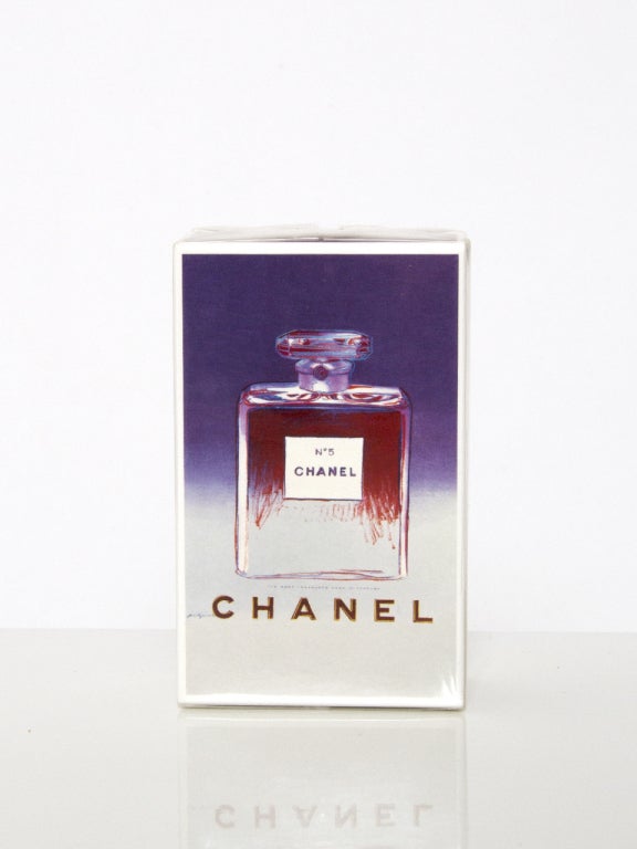 A real collector's item. Chanel n°5 Parfum Limited Andy Warhol Edition (50 ml).
Collector's item, very rare! We now have 3 of these in store (7,5ml and 30ml). 

The unique packaging depicting a silk screen picture by Andy Warhol was designed to
