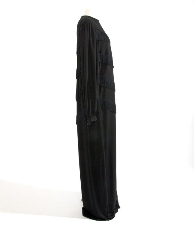 Extraordinario vestido de noche de Prince Carmino: misterioso y lujoso. El vestido tiene un aire retro Art Déco por su forma esbelta y estructurada. 

Longitud total: 152 cm
Longitud del hombro: 40 cm