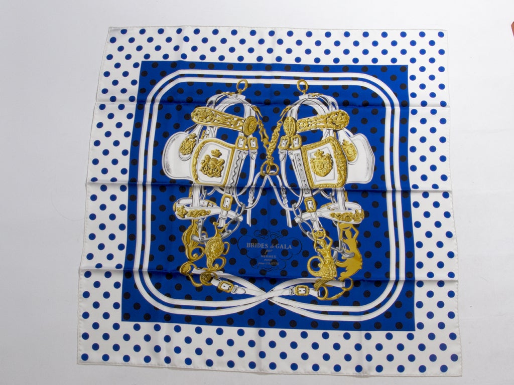This Carré has been printed and personalized by the Ateliers Hèrmes for Colette Paris. It is produces in a limited edition series.


BRAND NEW 
90 x 90 cm