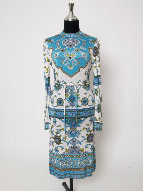 With its turquoise accents and bold print, this unique piece from leonard is an original choice for your summer cocktail or dinner party. 
A comfortable and elegant dress and the detachable fine belt that can be wrapped around the waist creates a