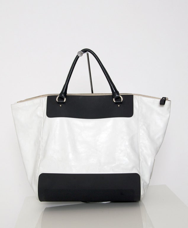 Looking for a contemporary minimal look? You found it with this Jil Sander Tote in off-white coated leather and anthracite rubber. 

55cm x 35cm x 18cm
21,5