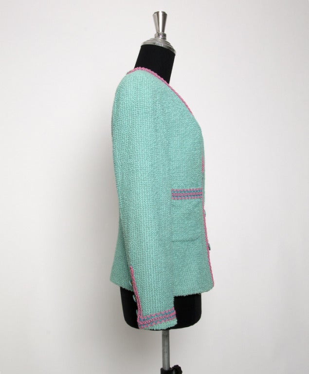 Sehr seltene farbige authentische Chanel-Jacke: Meerschaum-Farbe mit rosa Details. Mit gepolsterten Schultern für eine definierte Silhouette. futter aus 100% Seide.