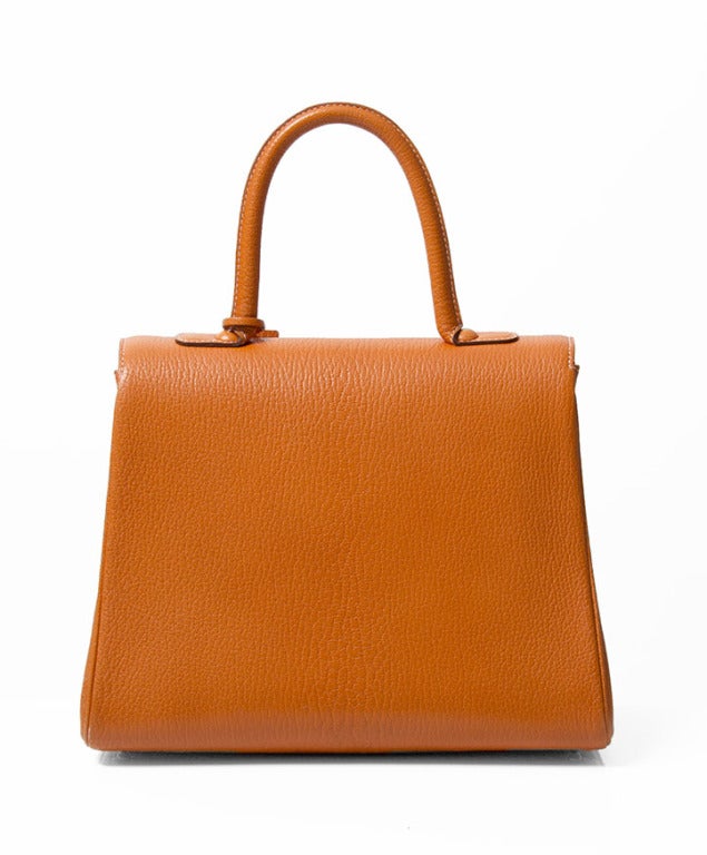 Authentic Delvaux Brillant MM handbag. Color is a bautiful Mandarine hue, with silver hardware and contrast stitching. Handmade in Brussels, Belgium. An iconic piece!
Comes with pocket mirror, attachable shoulder strap and original dustbag.