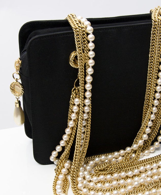Moschino Black Evening Purse
Purse Sling made of pearls and gold links 
With zipper
Slight alteration has been made to the links of one side of the handle (very unnoticeable)