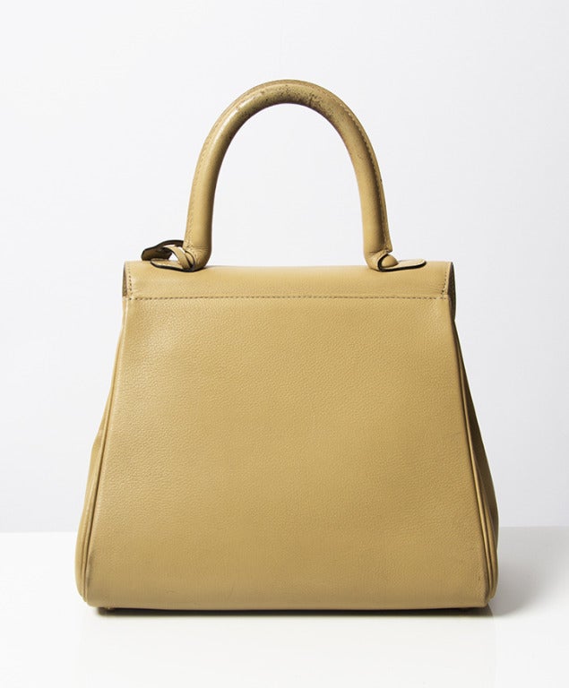 This lovely signature Delvaux Brillant handbag features yellox gold hardware and tone in tone stitching. The color is best described as a sandy beige. The leather type is sellier calfskin, a grained calf hide. 

Dimensions: Length : 23 cm Height :