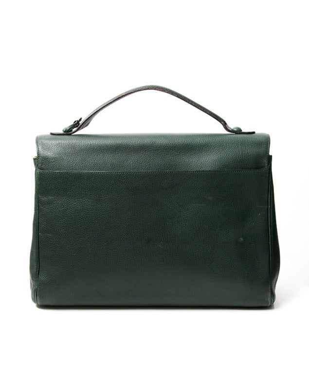 Delvaux green handbag. From the leather you can see that the bag has been worn. Show some signs of wear. Golden buckle. 3 compartments.

Handle drop:

3