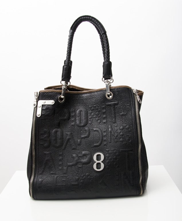 Borsa shopper in rilievo Barbara Rihl in nero con dettagli in marrone. Ferramenta in argento. Tasca interna staccabile. 

Caduta della maniglia:
8,5