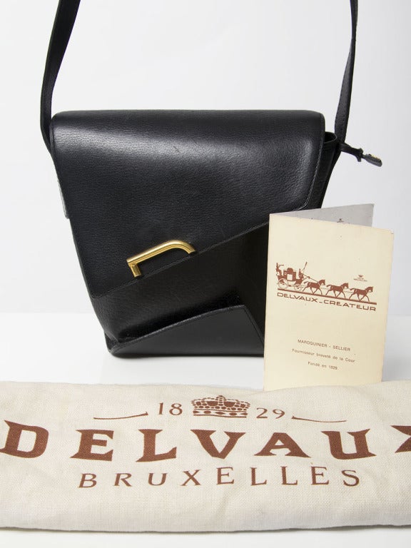 Vintage Delvaux black crossbody bag. Golden hardware. Adjustable strap. From the leather you can see that the bag has been worn.

Certificates and dustbag included.

In good condition. Signs of wear.