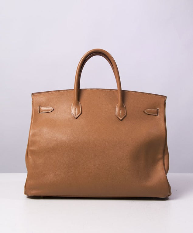 This authentic 40 cm Birkin bag comes in Veau Graine Courchevel leather with Goldtone hardware,comes in natural color.
Blindstamp D in a square.