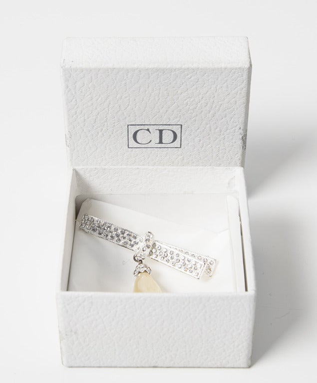 Dior Pearl And Silver Bow Brooch In Excellent Condition In Antwerp, BE