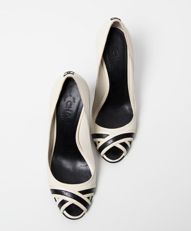 Chanel Black And White Leather Peep Toe Pump In Good Condition In Antwerp, BE