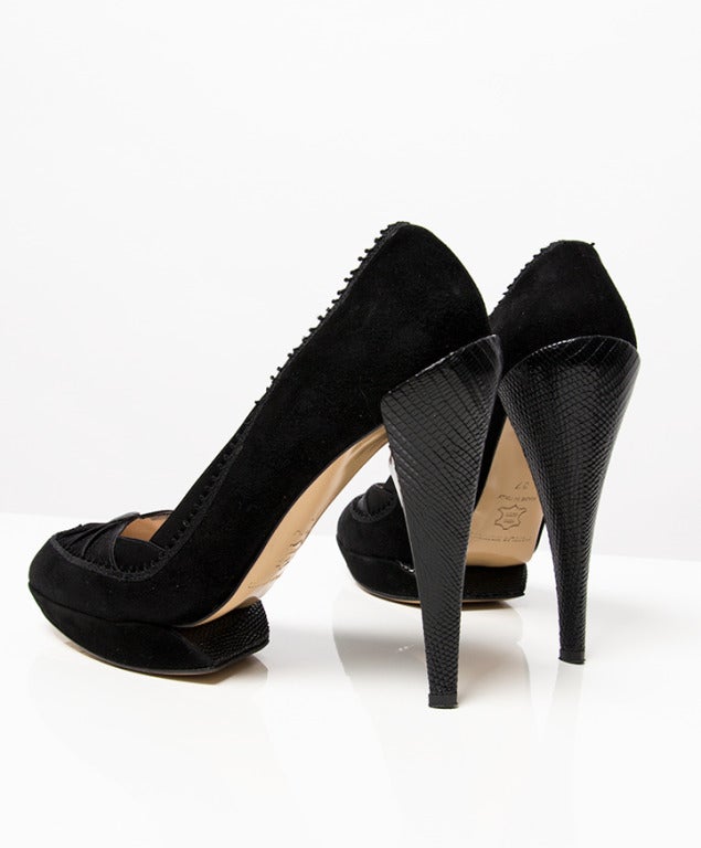 Nicholas Kirkwood black suede platform pump with the signature special platform. The heel of the shoe is in black snake print leather. Satin detail at the front of the pump. 

Heel measures: 13cm / 5,1