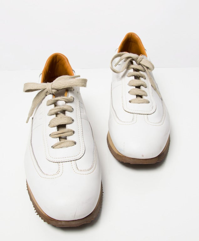Hermes white and beige sneakers. Signature leather orange on the inside. Platform is caoutchouc. Signiture H logo on the side. Still in very good condition!

Size 40,5