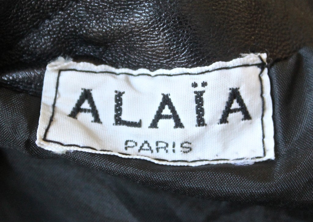 1980's AZZEDINE ALAIA black leather skit with side buckle For Sale 1