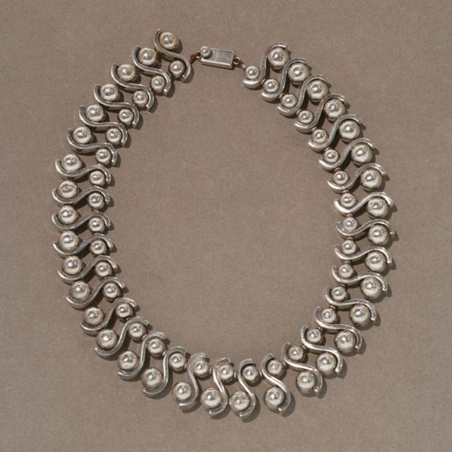 Beautifully articulated and comfortable to wear. Very good condition (there is a slight dent on the back of one sphere).

Complimentary gift box and FREE shipping included.

About the designer:
The American born Margot van Voorhies Carr, met and