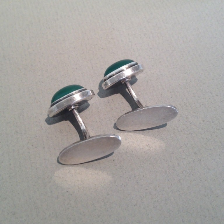 Modern sterling silver cufflinks featuring bright chrysoprase stones. Post-1945, Denmark. Excellent condition.

Harald Nielsen (1892 - 1977) is an important figure in the history of the Georg Jensen Silversmithy. He was not only a masterful