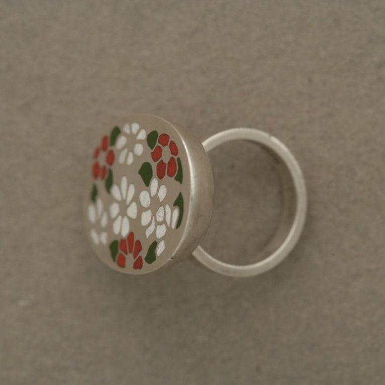 Georg Jensen Sterling Silver ring with enamel inlay designed by Astrid Fog, no. 165.
Excellent vintage condition. Circa 1960's.
Fits size 6.

Complimentary gift box and FREE shipping included.

About the designer:
Astrid Fog (1911-1993) created her