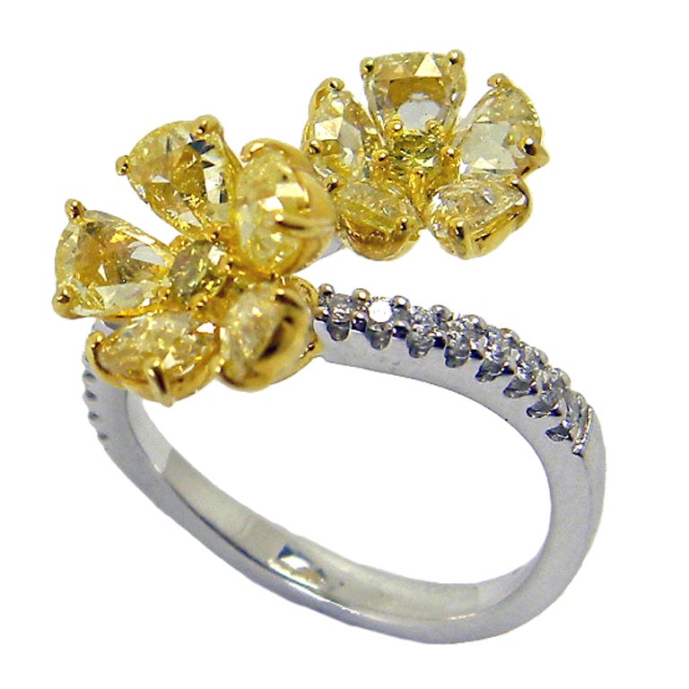  fancy yellow Rose Cut diamond Gold ring. For Sale