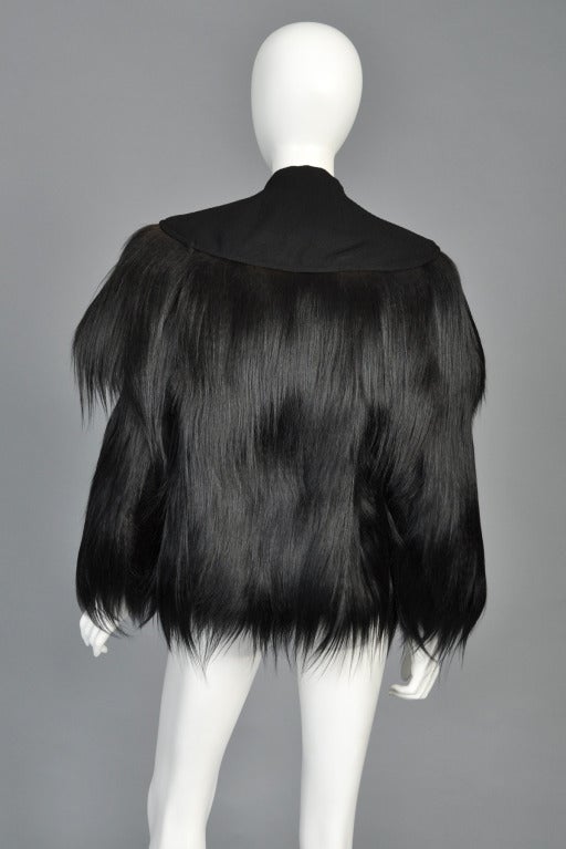 Cappotto in pelliccia di scimmia degli anni '30 con mantellina e chiusura in bachelite 2