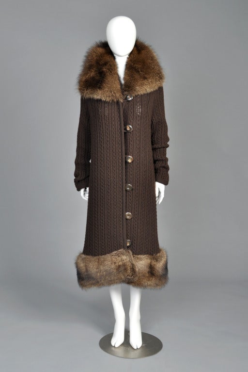 The ultimate cozy luxury! Chocolate brown Oscar de la Renta 100% cashmere cable-knit cardigan with MASSIVE fisher fur collar + hem. Tortoise shell button front. Hidden button under the collar to keep out the cold. 

Excellent condition - looks