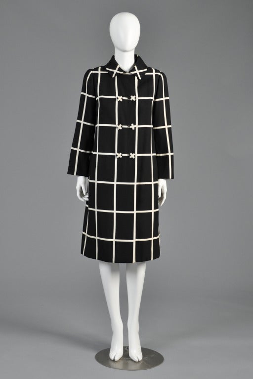 Lovely 1960s Antonio del Castillo black + white plaid wool coat. Amazing little find and absolutely on trend! Simple, boxy cut mid-heavy-weight wool. Double breasted. We love the contrasting 