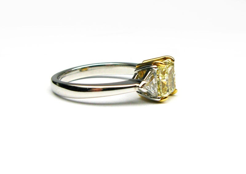 Platinring mit einem 1::54ct natürlichen Fancy-gelben quadratischen strahlenden Diamanten mit 0::34ctw:: G Farbe:: VS Klarheit Billionen Seitensteinen. Dieser hübsche Ring ist eine tolle Ergänzung zu jedem Outfit.
