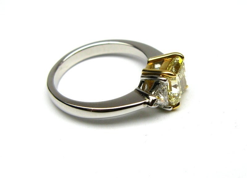 1.54ct Kanariengelb SI1 Radiant Ring mit Trillionen (Trillionschliff)