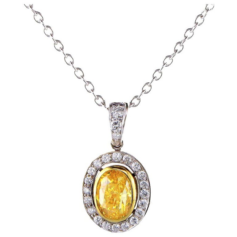 Pendentif avec cadre en diamant jaune vif fantaisie de 0,74 carat VS1