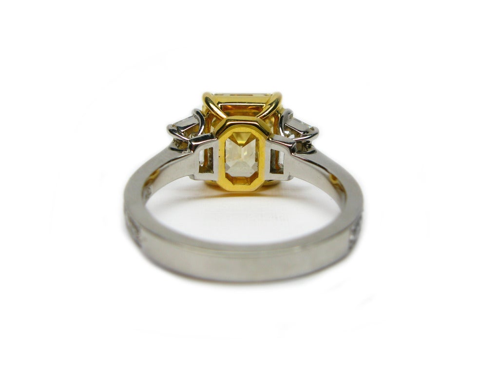 J. Birnbach Ring mit gelbem Fancy-Diamant im Smaragdschliff von 4,41 Karat mit Trapez (Zeitgenössisch) im Angebot