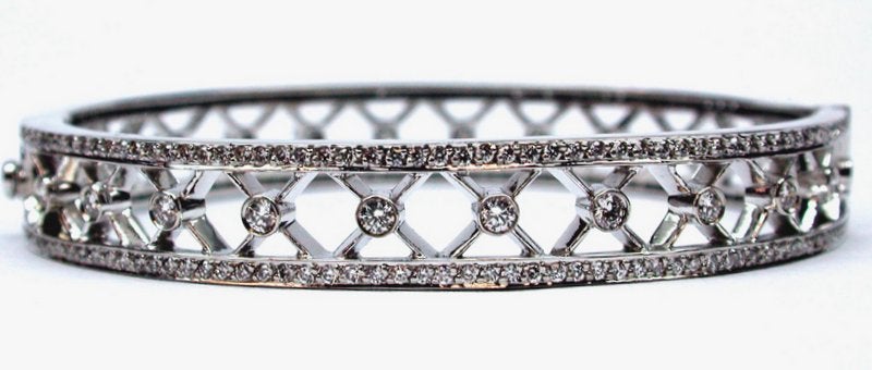 Questo esclusivo braccialetto in oro bianco 18 carati presenta diamanti incastonati e pavé per un peso di 3,30 carati in un motivo decorativo a croce. Aggiungi questo bellissimo pezzo alla tua collezione oggi stesso!