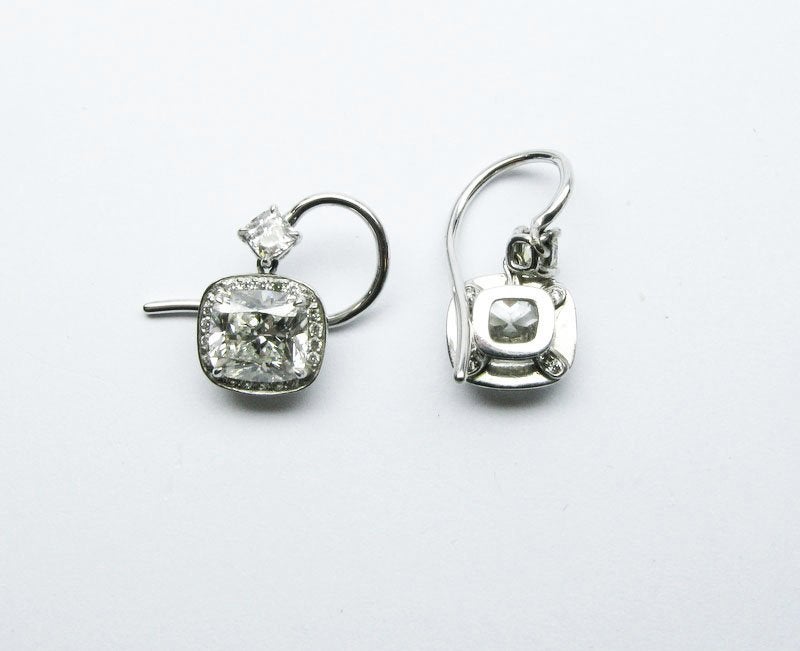 Contemporary 2.55 carats G VS Cushion Diamond Drop Earrings