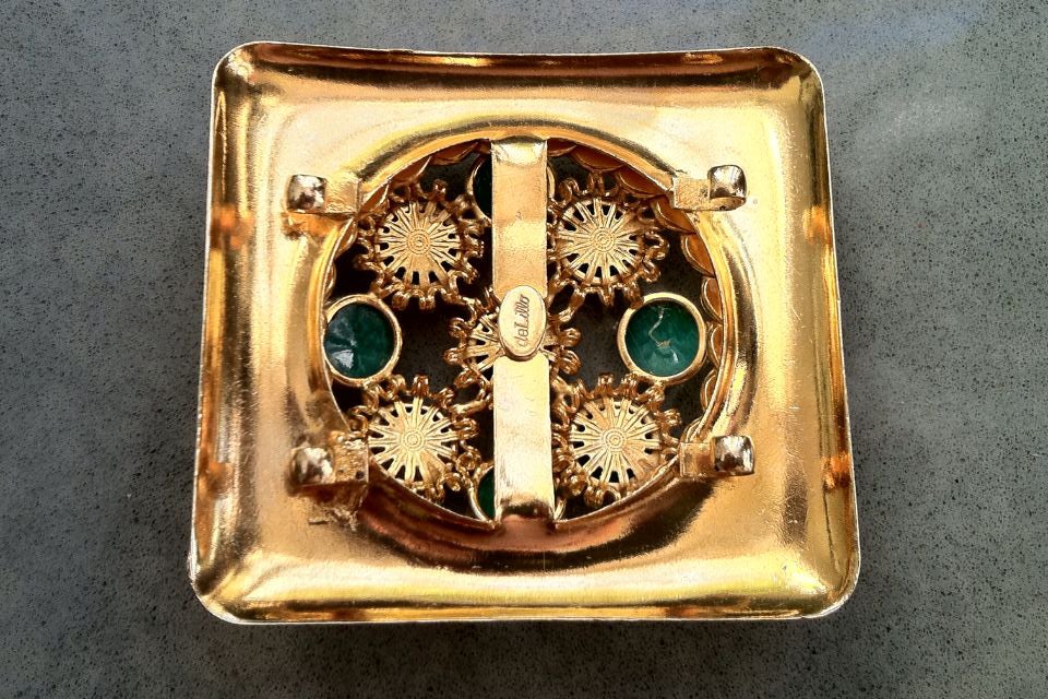 A rare vintage William de Lillo 'jeweled' belt buckle. Signed gilt metal item features art glass 'jewels'. Note back hooks appropriate for a custom belt i.e. silk, leather etc.

Rare item from the William de Lillo archives.

William de Lillo