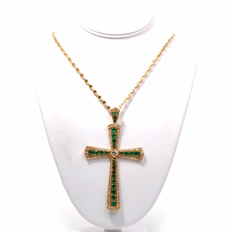 11.85 cts Diamond Emerald Cross Pendant Necklace In Excellent Condition In Miami, FL